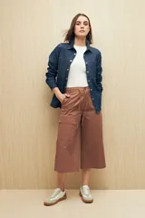 Pantalón capri acampanado color marrón, de algodón con inspiración cargo, corte amplio y bolsillos laterales.