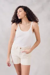 Musculosa blanca de algodón con breteles finos y corte ajustado.