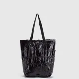 Bolso tipo tote de la marca Bubba, confeccionado en material sintético brillante con acabado acolchado y textura arrugada. Posee dos asas largas para llevar al hombro y un parche con el logo de la marca en la parte inferior.