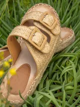 Sandalias beige con plataforma de yute, doble tira con hebilla y suela de goma.