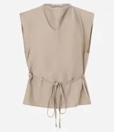 Blusa femenina color beige, sin mangas, con escote drapeado (degagê) y lazo ajustable en la cintura. Confeccionada en crepé de viscosa certificada.