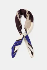 Pañuelo cuadrado de viscosa con diseño de rayas anchas en tonos azul, bordó y beige. Presenta un acabado con líneas a contraste en los bordes.