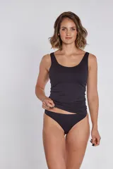Musculosa de microfibra sin costuras, con breteles anchos y escote redondo, diseñada para un ajuste cómodo y suave al cuerpo.