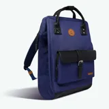 Mochila Cabaia Adventurer Dusseldorf color violeta con detalles en negro. Tiene sistema MOLLE, compartimento acolchado para tablet o PC, correa para sujetar a la maleta y tirantes acolchados antitranspirantes.