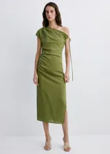 Vestido midi verde militar de corte slim, confeccionado en mezcla de lino y lyocell. Presenta diseño asimétrico de un solo hombro con manga corta y detalle de cordón ajustable, pliegues fruncidos en el lateral y tajo en el borde inferior.