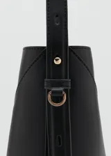Bolso tipo shopper de diseño minimalista en color negro, con estructura geométrica y costuras decorativas en forma de V. Cuenta con una asa superior fija y un compartimento principal amplio.