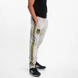 Pantalón de jogging negro con puños elásticos, cordón ajustable en la cintura, escudo del Club Atlético Peñarol bordado en amarillo y franjas laterales amarillas y grises.