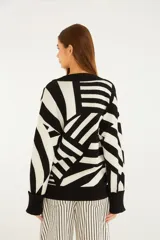 Sweater de tricot con escote en V, manga larga y diseño estampado en blanco y negro con motivo de tucán.
