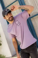 Gorro con visera de algodón color gris oscuro, con ligero lavado y estampa bordada de un logo con un planeta.