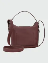 Cartera bucket de cuero marrón texturizado, con solapa frontal con cierre de botón a presión metálico dorado, asa corta superior y correa cruzada ajustable.