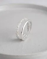 Anillo doble de plata 925, compuesto por una banda superior lisa y pulida, y una banda inferior con textura martillada.