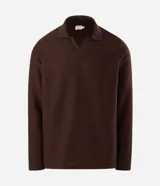Remera de manga larga color marrón, confeccionada en tejido texturizado con cuello en V tipo polo. Presenta un diseño de calce confortable y acabado moderno.