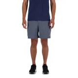 Short deportivo New Balance de 7 pulgadas, color gris, con calzoncillo interno, bolsillos laterales y tecnología NB DRY que elimina la humedad.