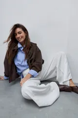 Pantalón wide leg de denim color blanco, de tiro alto y diseño clásico con perneras amplias.