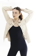 Camisa de cuero vacuno genuino color beige, de estilo Western, con bolsillos de parche con solapa en el pecho, costuras pespunteadas a contratono y botones metálicos frontales.