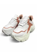 Championes deportivos chunky de color blanco con detalles en tono tostado, cordones blancos y suela gruesa texturizada.