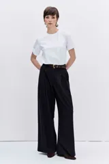 Remera de cuello redondo y manga corta, confeccionada en tejido de algodón liso de color blanco.