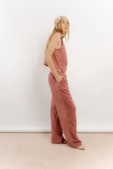 Pantalón de algodón color verde oliva, de corte recto y tiro alto con elástico en la parte trasera de la cintura. Presenta bolsillos laterales y un bolsillo trasero con tapa.