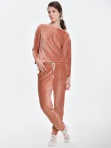 Pantalón de dormir tipo jogging confeccionado en plush acanalado de tacto suave. Presenta cintura elastizada con cordón ajustable, bolsillos laterales y puños elastizados en los tobillos.