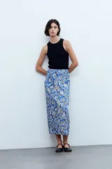 Falda midi de corte recto con estampado floral en tonos azul francia, blanco y beige.