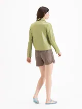 Short Amy confeccionado en cuero ovino color marrón, de tiro alto con silueta evasé, calce entallado en la cintura, recortes verticales y bolsillos traseros, complementado con un cinturón de cuero.