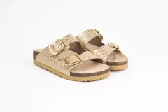 Sandalias de cuero color beige con estampado croco, dos hebillas doradas ajustables y plantilla anatómica.