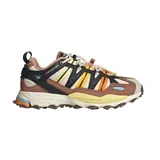 Championes adidas modelo Hyperturf Adventure, con diseño técnico inspirado en el outdoor. Presenta una combinación de colores tierra, negro y detalles en naranja y celeste, con entresuela con tecnología Adiprene+ y suela de gran agarre.