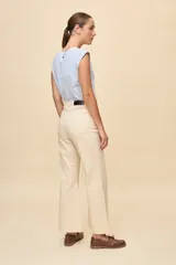 Pantalón wide leg de tiro alto color blanco, con diseño de cinco bolsillos y corte amplio.