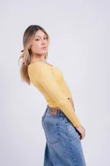 Remera corta color marrón con estampado animal print de leopardo, escote asimétrico y manga larga.