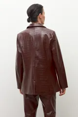 Blazer de eco cuero color chocolate con textura de cocodrilo, cuello alto y solapas.