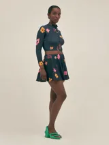 Minifalda de traje de baño azul marino con estampado de flores rosas y naranjas.