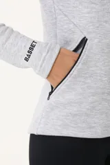 Campera gris melange de rústico de algodón, con cierre frontal, capucha y reguladores en la parte inferior.