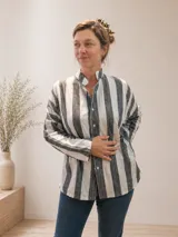Camisa oversize de manga larga en color crema, con cuello camisero y cierre frontal de botones. Diseño holgado ideal para maternidad y lactancia.