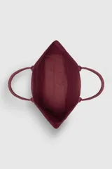 Bolso tipo tote de lona color bordó sin forro, con doble asa superior y estampado frontal con el logotipo de la marca de inspiración universitaria en color blanco.