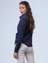 Camisa azul en símil suede, marca Ninety. Cuello con solapa y abertura central con botones. Delantera fruncida.