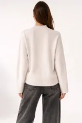 Sweater de viscosa color rojo, con cuello polera, corte holgado y pespuntes decorativos.