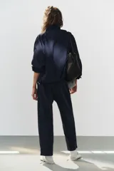 Pantalón de algodón negro con tiro medio, cintura elástica, pierna recta y grandes bolsillos laterales aplicados.