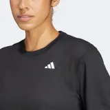 Remera deportiva Adidas de entrenamiento, color negro, de corte holgado y diseño cropped. Presenta cuello redondo, mangas cortas con hombros caídos y el logo de la marca estampado en blanco en el pecho.