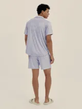 Shorts de toalla celeste con cintura elástica y cordón ajustable.