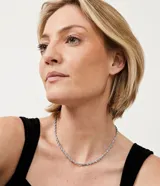 Collar corto de metal plateado con cadena trenzada y cierre de langosta con niveles de ajuste.