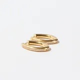 Par de aros dorados con forma de gota y cierre a presión.