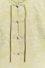 Blazer de jacquard color amarillo claro, con cuello mao, mangas 3/4 y cierre frontal con alamares. Presenta diseño estampado de inspiración oriental.