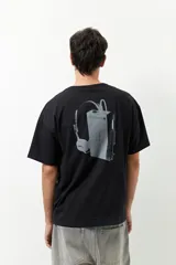 Remera unisex de manga corta, color marrón topo, con cuello redondo y texto pequeño en el pecho izquierdo que dice "SUPPORT LOCAL ARTISTS".