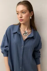 Vestido camisero corto negro de lino con botones tipo mostacillas y cinturón estampado.