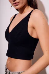 Top negro de viscosa con escote en V y breteles anchos.