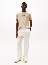 Remera de cuello redondo y manga corta, confeccionada en algodón, con el logo de la marca estampado en el centro del pecho.