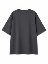 Remera de corte oversize color gris oscuro, con cuello redondo y pequeño bordado frontal con el texto 'warm studio'.