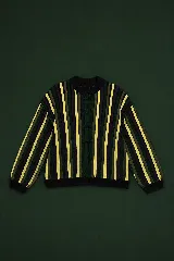 Cardigan de punto con hilo de lurex, diseño a rayas verticales en tonos amarillo, verde y violeta. Presenta cuello redondo, cierre frontal con botones tipo nudo chino y puños y ruedo en tejido acanalado negro.