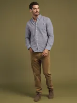 Pantalón de pana azul con corte recto, tiro medio y bolsillos delanteros y traseros.