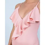 Malla enteriza de lycra color rosado, con diseño acanalado, escote en V y volado cruzado desde el hombro hasta la cadera. Cuenta con tirantes finos ajustables.